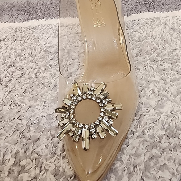Nude Heel With Clear Stone Emblishment At The Toe. - Picture 6 of 6